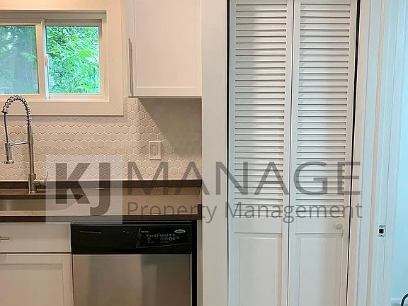5th image of 504 E Bernhard Ave