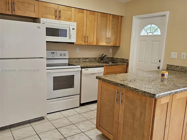 1008 NE 34th Ct #A — Photo 3