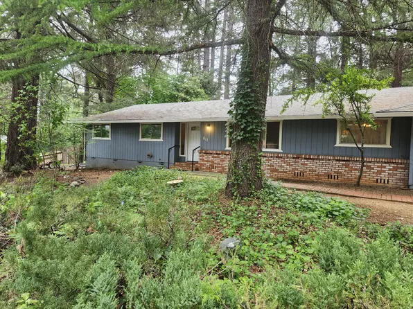 611 S Junction Ave, Cave Junction, OR 97523