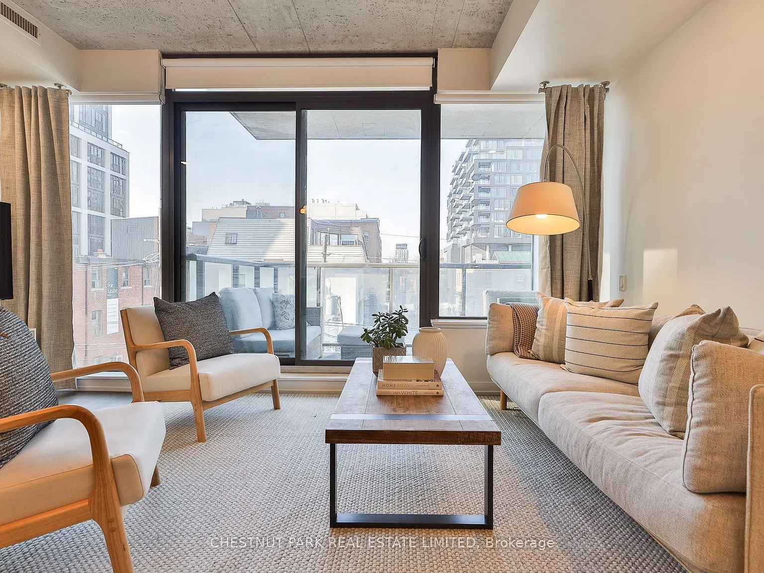 461 Adelaide St W — Photo 2