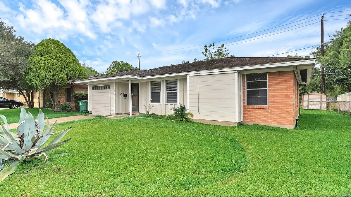 Building Photo - 9953 Mango St