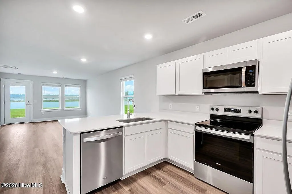 4 bed, 2.5 bath, 1948 sqft, $2,400 — Photo 2