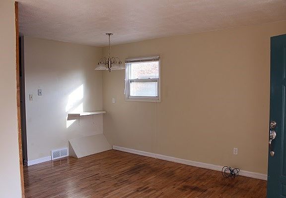3rd image of 916 Turner Ave