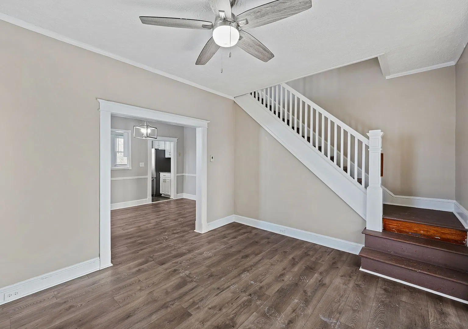 Elegant 3-Bedroom Home with Natural Light and Tranquil Backyard — Photo 4