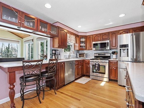 3rd image of 27 Ladyslipper Dr