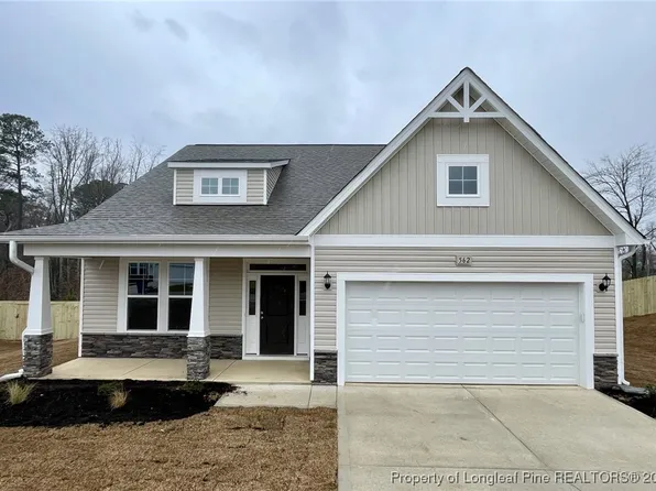 562 Southerland Peak Dr, Raeford, NC 28376