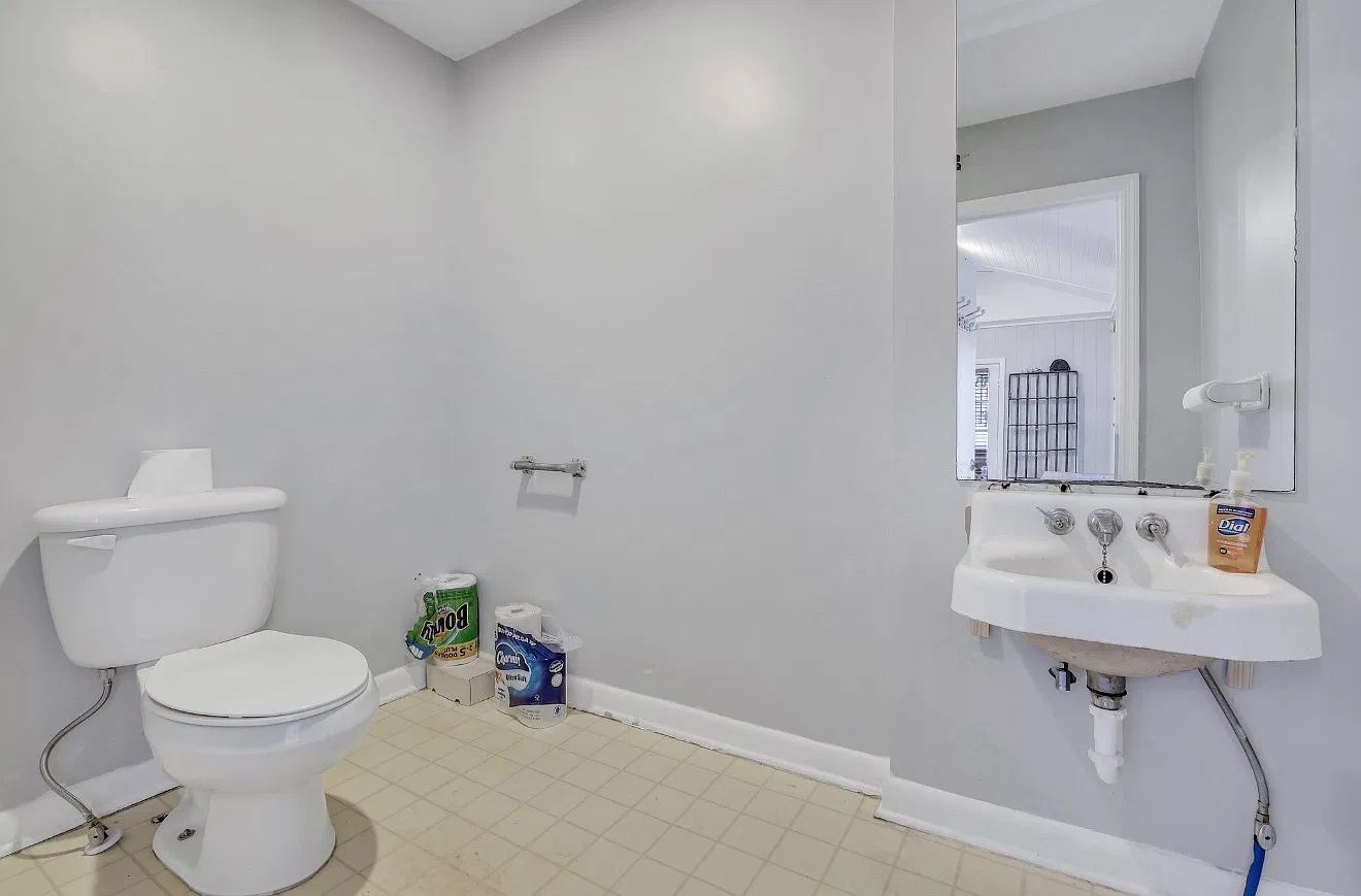 Studio, 300 sqft, $950 — Photo 2