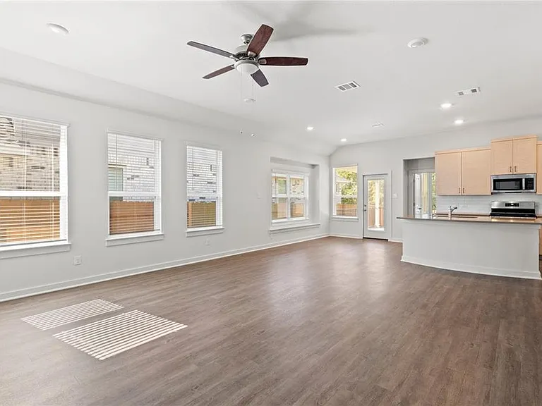 1012 Paddock Ln — Photo 4