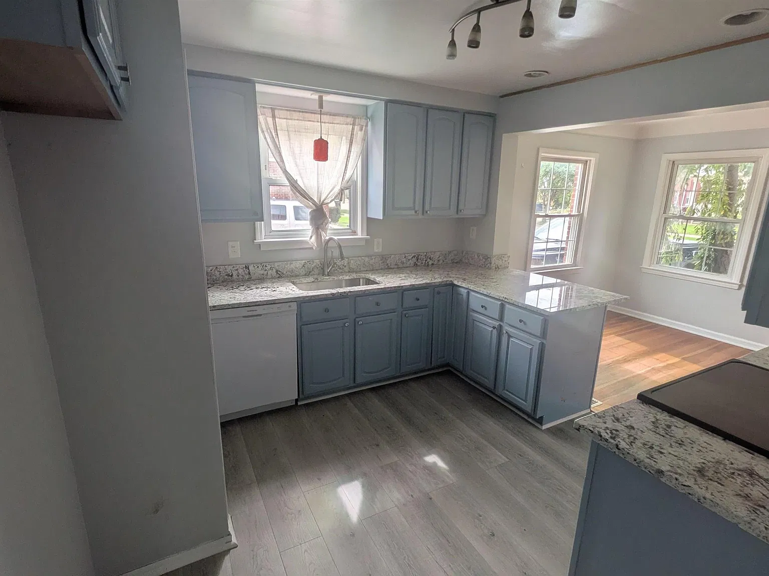 3 bed, 2.0 bath, 1800 sqft, $1,750 — Photo 2