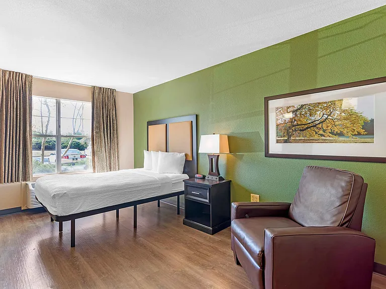 Deluxe Studio - 1 Queen Bed