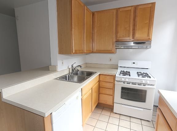 3rd image of 1218 N Dearborn St APT 2B