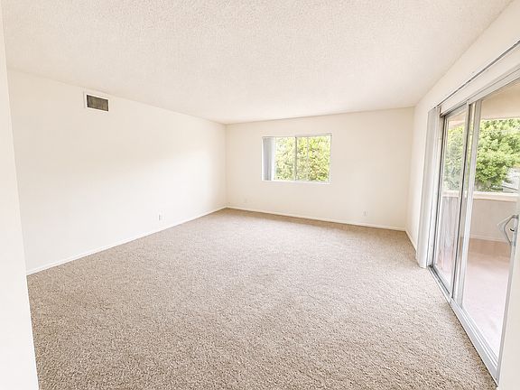 5th image of 365 Cliff Dr APT 11