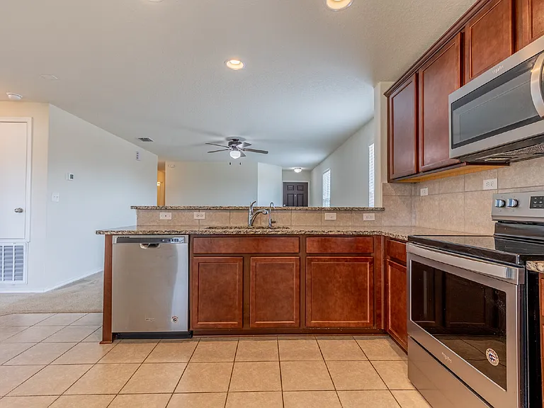 10203 Reyes Hts — Photo 9