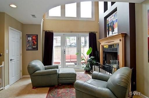 4th image of 910 N Hermitage Ave #1