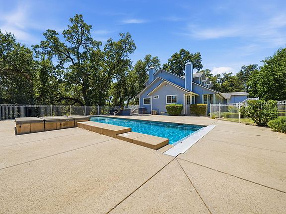 3rd image of 3016 Majestic Oak Cir