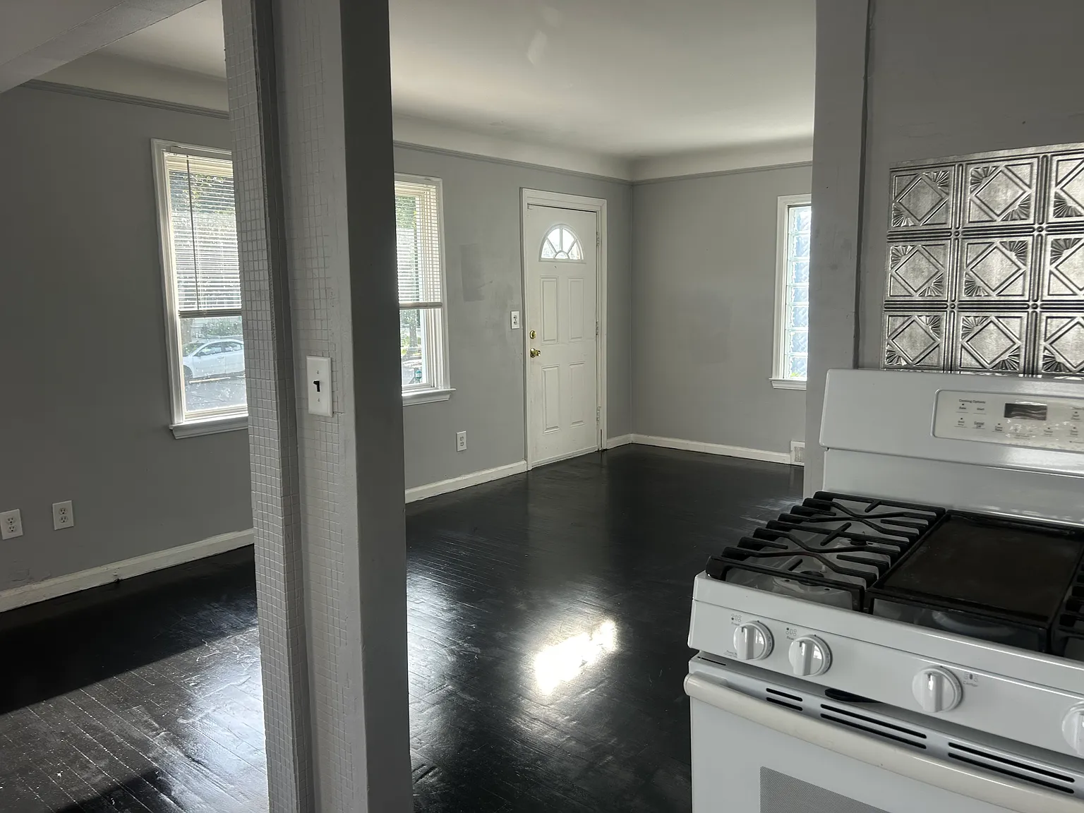 3 bed, 910 sqft, $1,300 — Photo 2