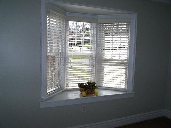 5th image of 954 N High St