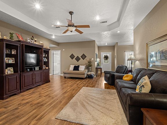 3rd image of 905 Charlies Cres