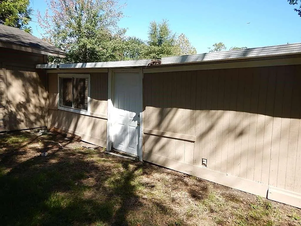 3 bed, 2.0 bath, 2834 sqft, $2,599 — Photo 4