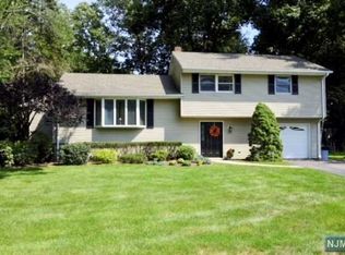 20 Derby Ln, Waldwick, NJ 07463