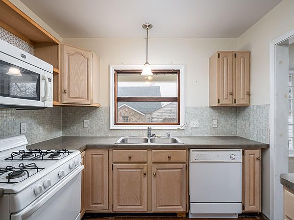 2nd image of 814 Burke Ave NE