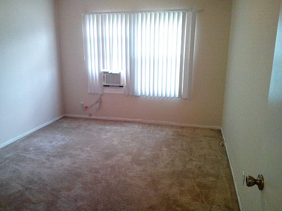 3rd image of 15513 Victory Blvd APT A