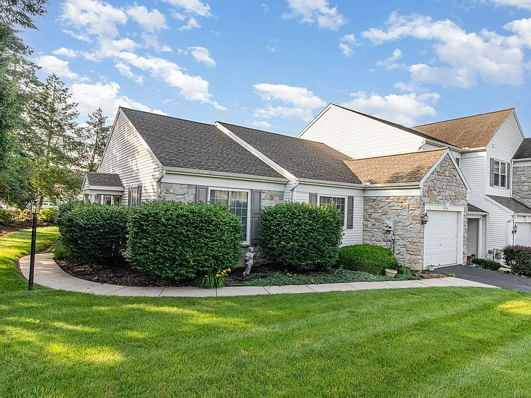 660 Springhouse Ln — Photo 3