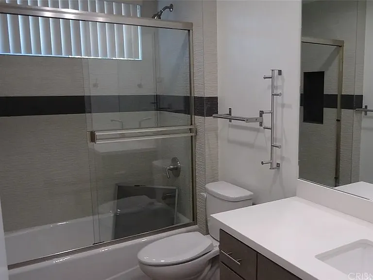 18358 Saticoy St #101 — Photo 8