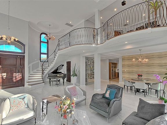 2nd image of 1025 N Horseshoe Bnd