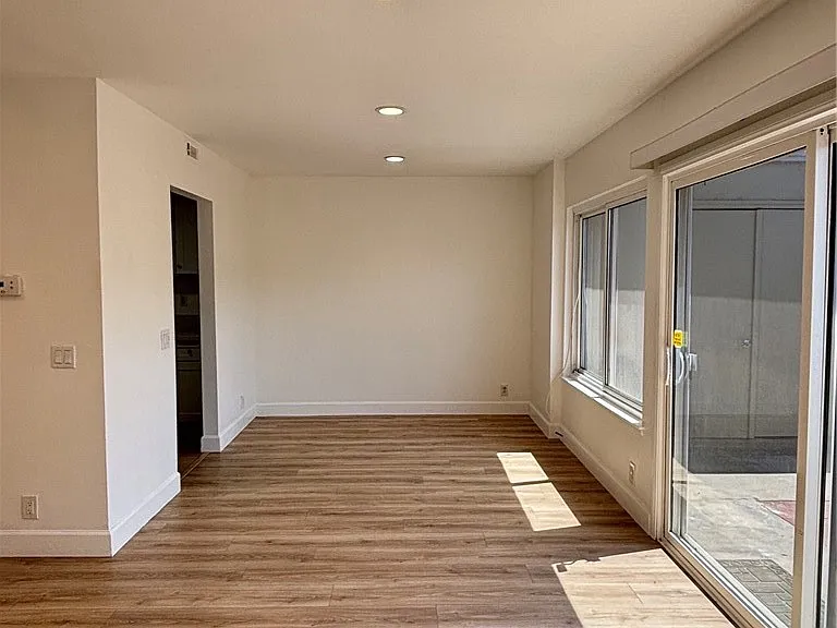 4646 Larwin Ave — Photo 17