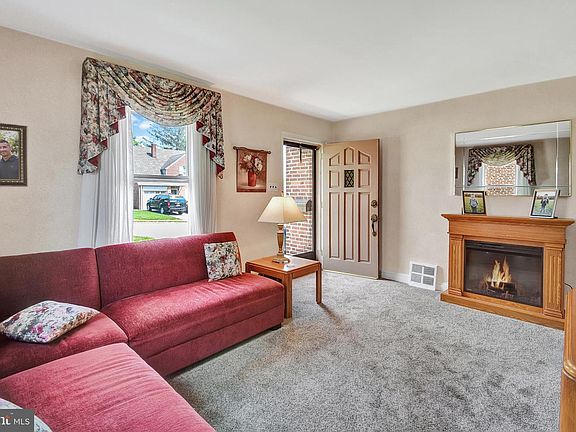 3rd image of 308 Edgemore Rd