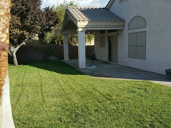 Large Yardw/covered patio