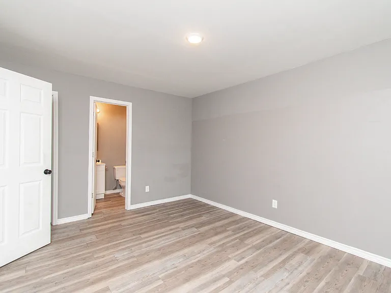 501 Root Ave #4 — Photo 7