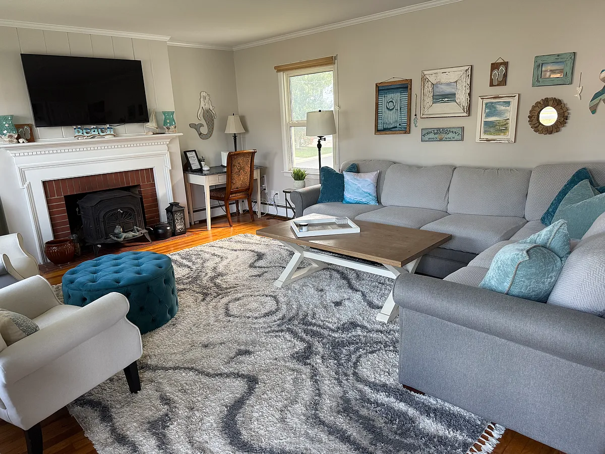 Living Room - 209 Trenton Ct