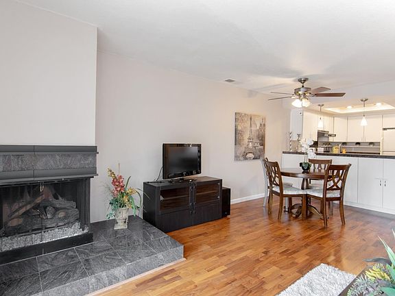 3rd image of 658 W Sunnyoaks Ave