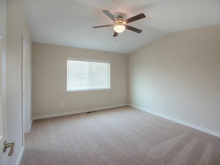 137 SW Cascade Mountain Ct — Photo 18