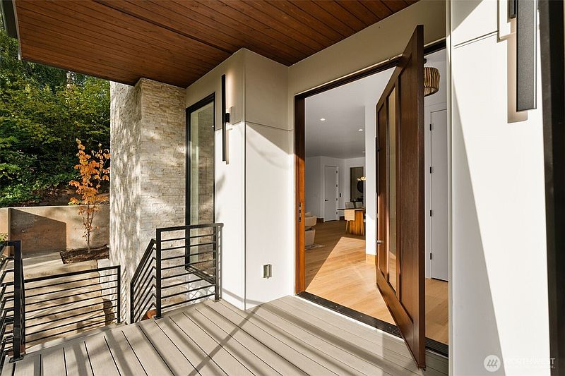 4th image of 614 33rd Avenue E