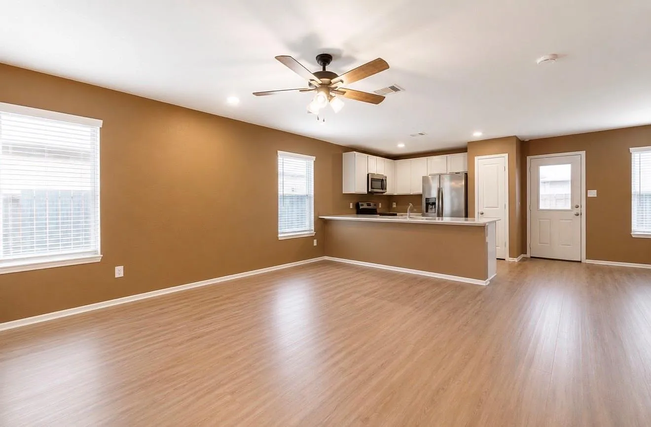 3 bed, 1325 sqft, $2,000 — Photo 2