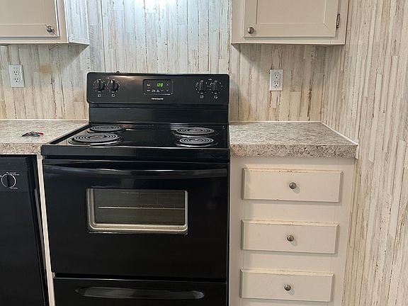4th image of 932 SE 40th Pl