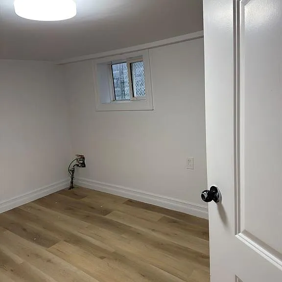 576 Shepherd St E #LOWER — Photo 10