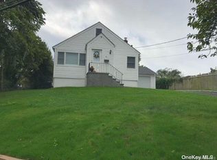 9 North St, Glen Head, NY 11545