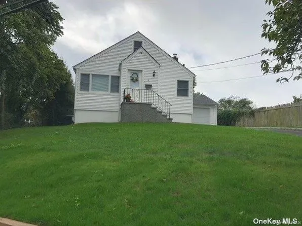 9 North St, Glen Head, NY 11545
