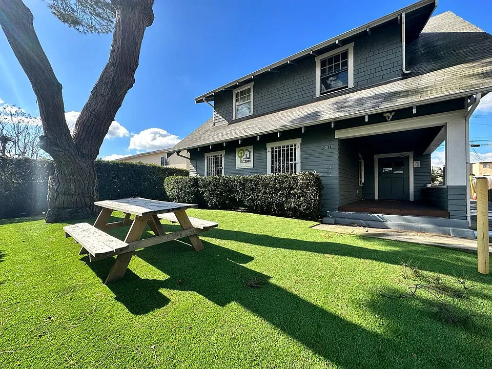 2711 Orchard Ave