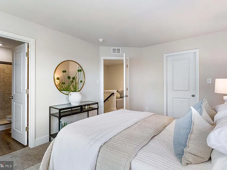 207 Matilda — Photo 17