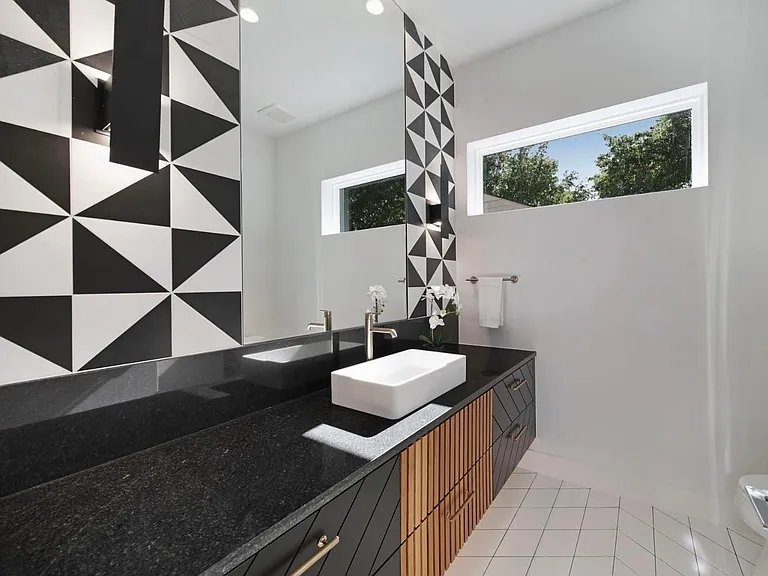 Powder room 1st floor