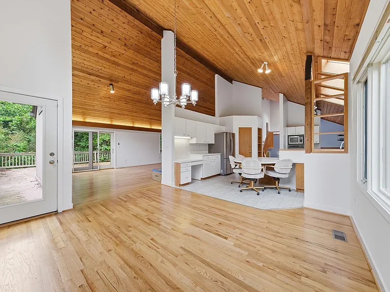 882 Coachway — Photo 10