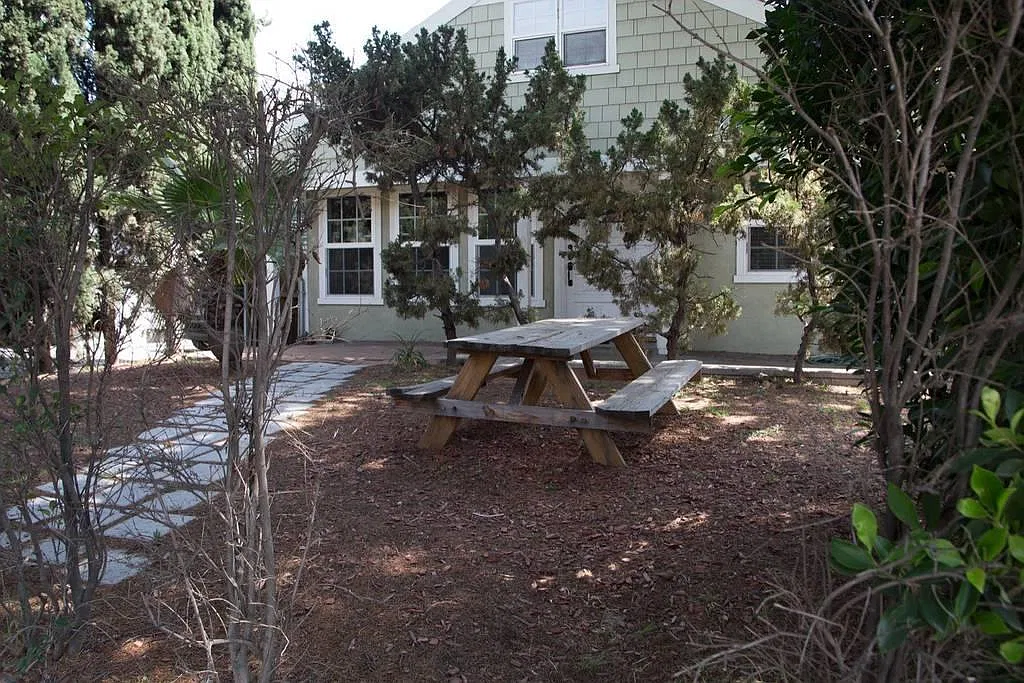 4 bed, 1.5 bath, 1300 sqft, $6,400 — Photo 1