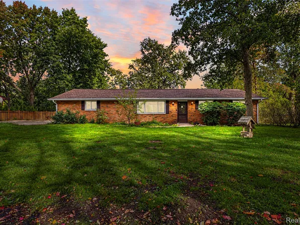 4261 Bankside Ave, West Bloomfield, MI 48323