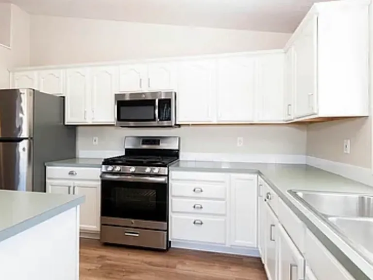 402 E Valleyview Ave — Photo 3
