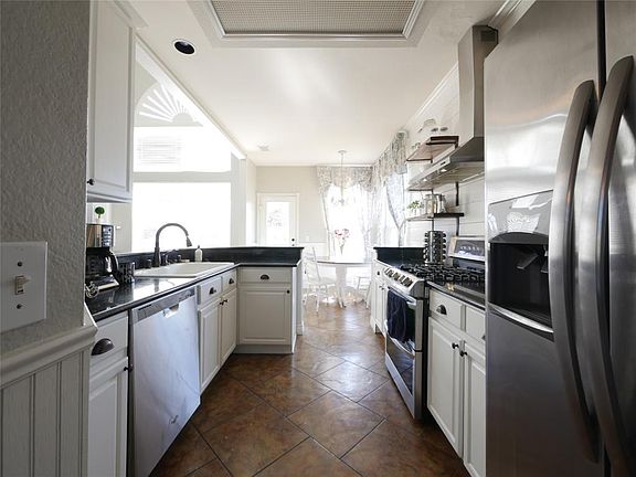 4th image of 4026 Silktree Dr